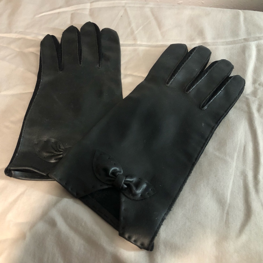 Black Vinyl Gloves w/ Bow Dertail